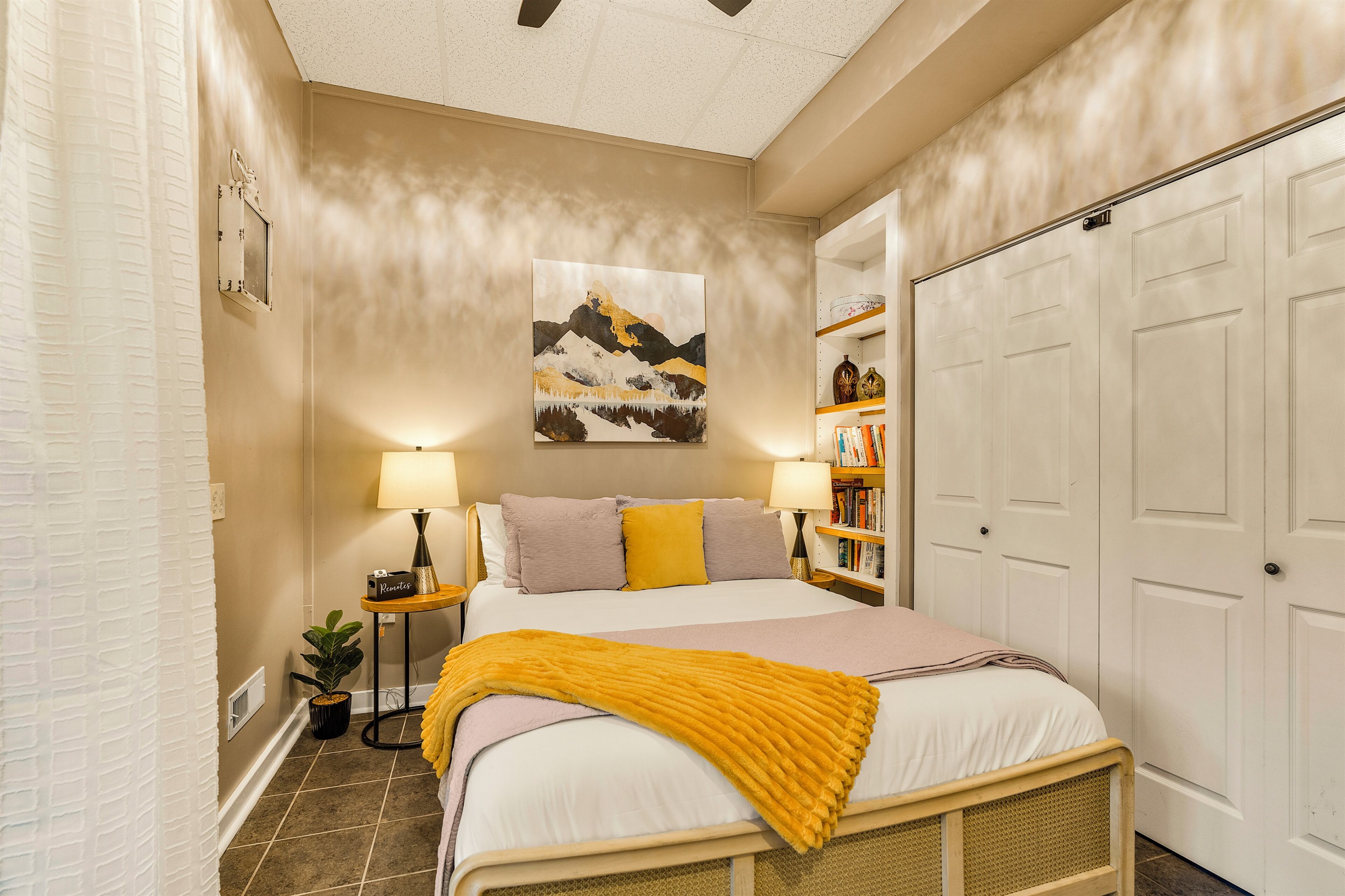 BR6: Lower level queen bedroom
