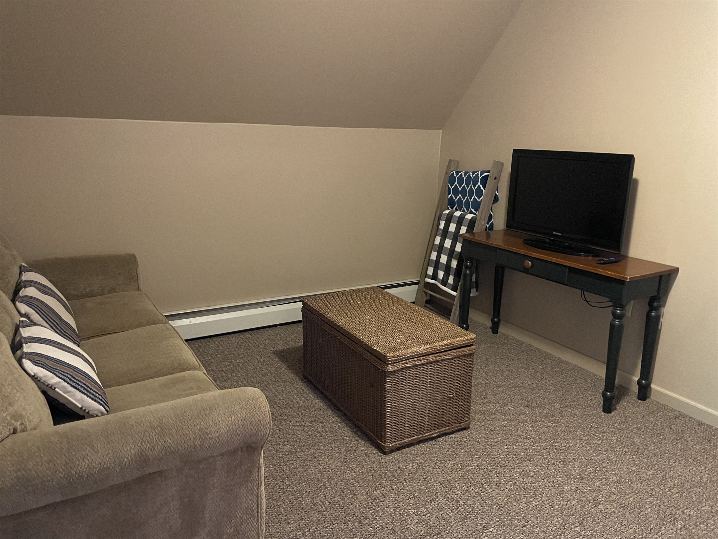 2nd floor gameroom TV area