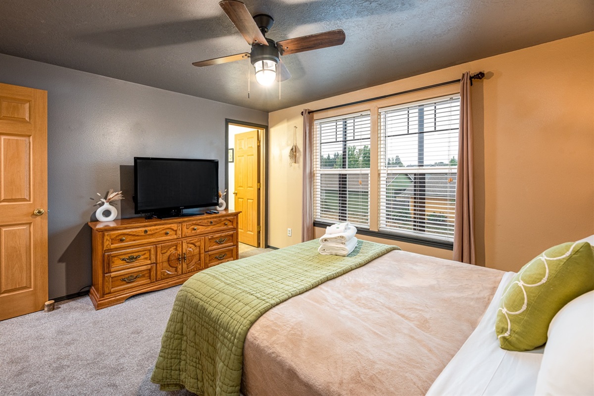 Main bedroom to ensuite bathroom
