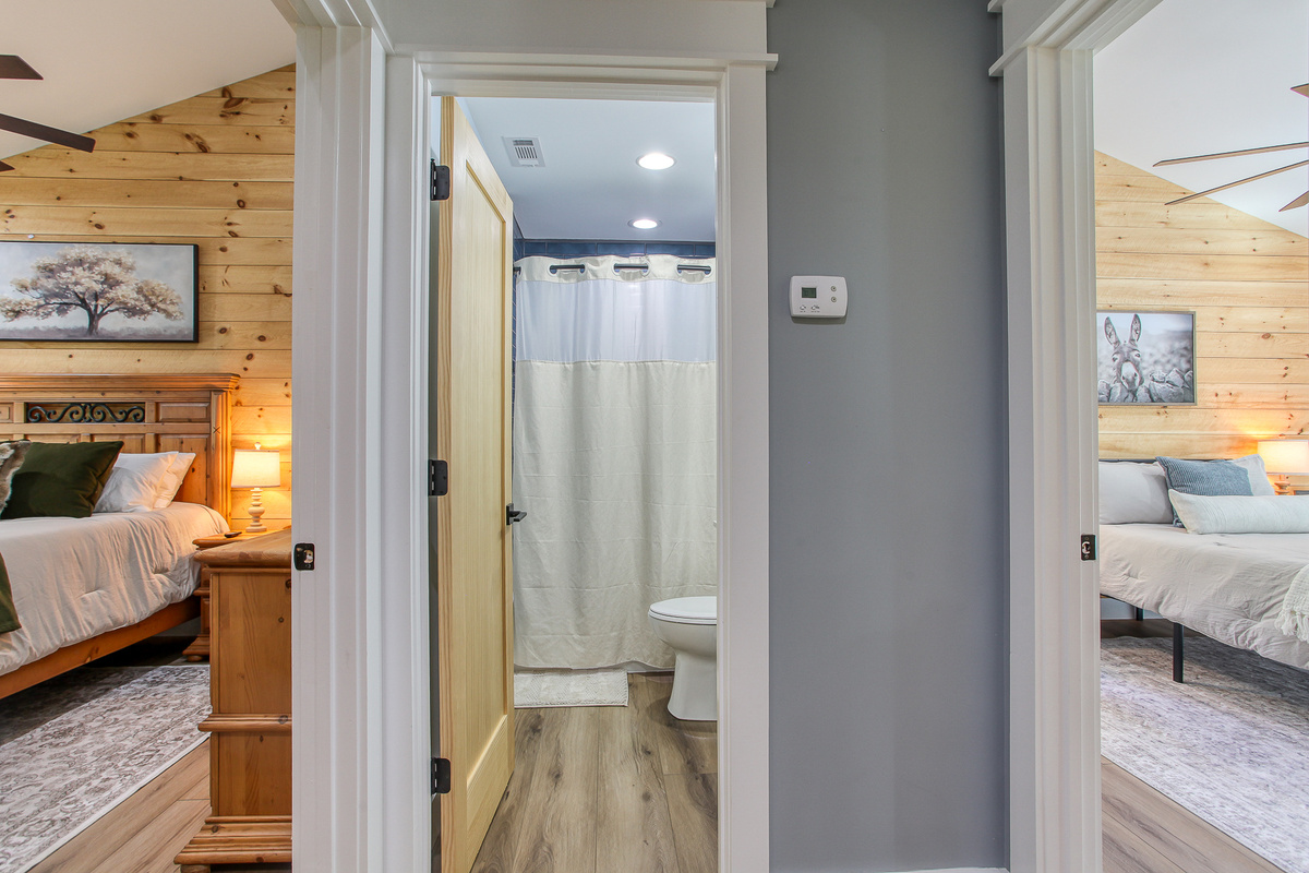 The two upstairs queen bedrooms at Robbin’s Nest on Snowbird Creek share a full bathroom conveniently located between them.