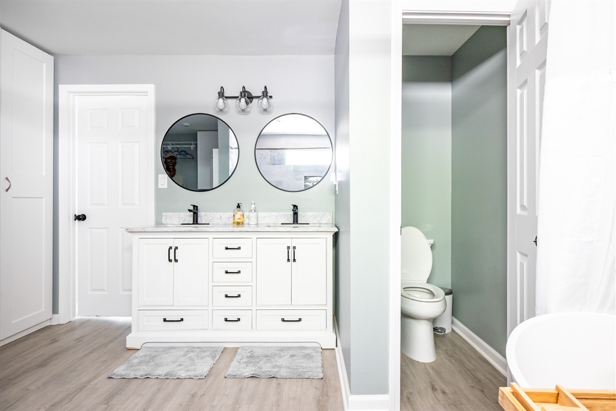 Spacious bathroom w/natural light