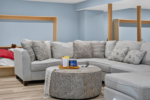 A welcoming living space designed for relaxing conversations and cozy evenings.