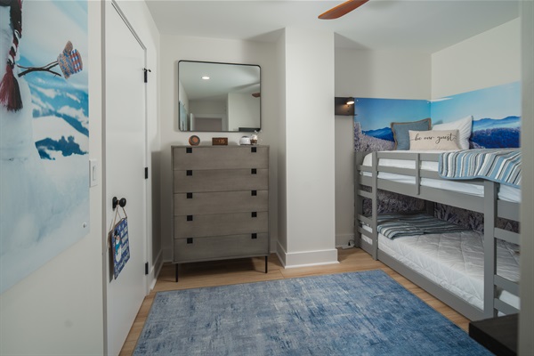 Winter Snow Bedroom: PlayStation 5 with 2 controllers, a 50' Roku TV. Cozy sleeping on a twin-over-twin bunkbed.  An extra twin mattress and pack 'n play available in closet.
