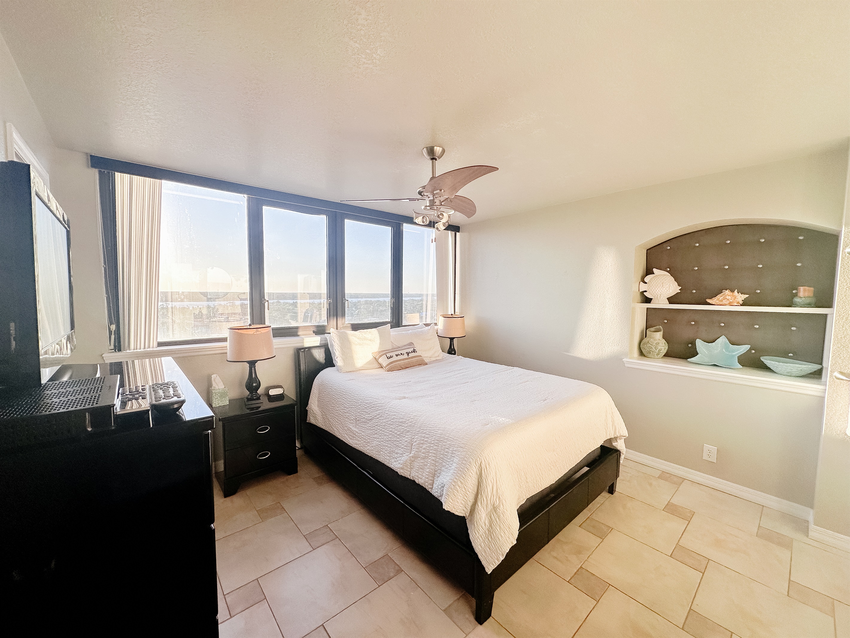 2nd bedroom, Queen bed