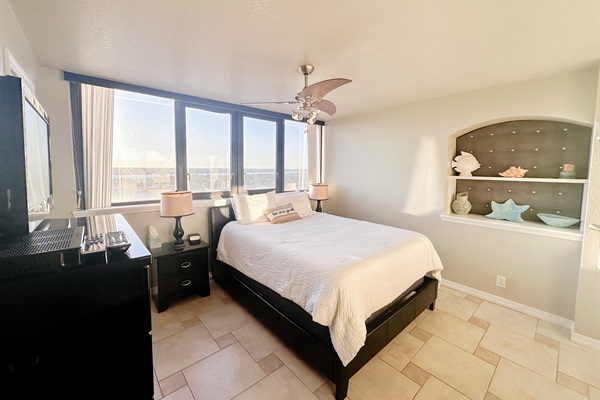 2nd bedroom, Queen bed