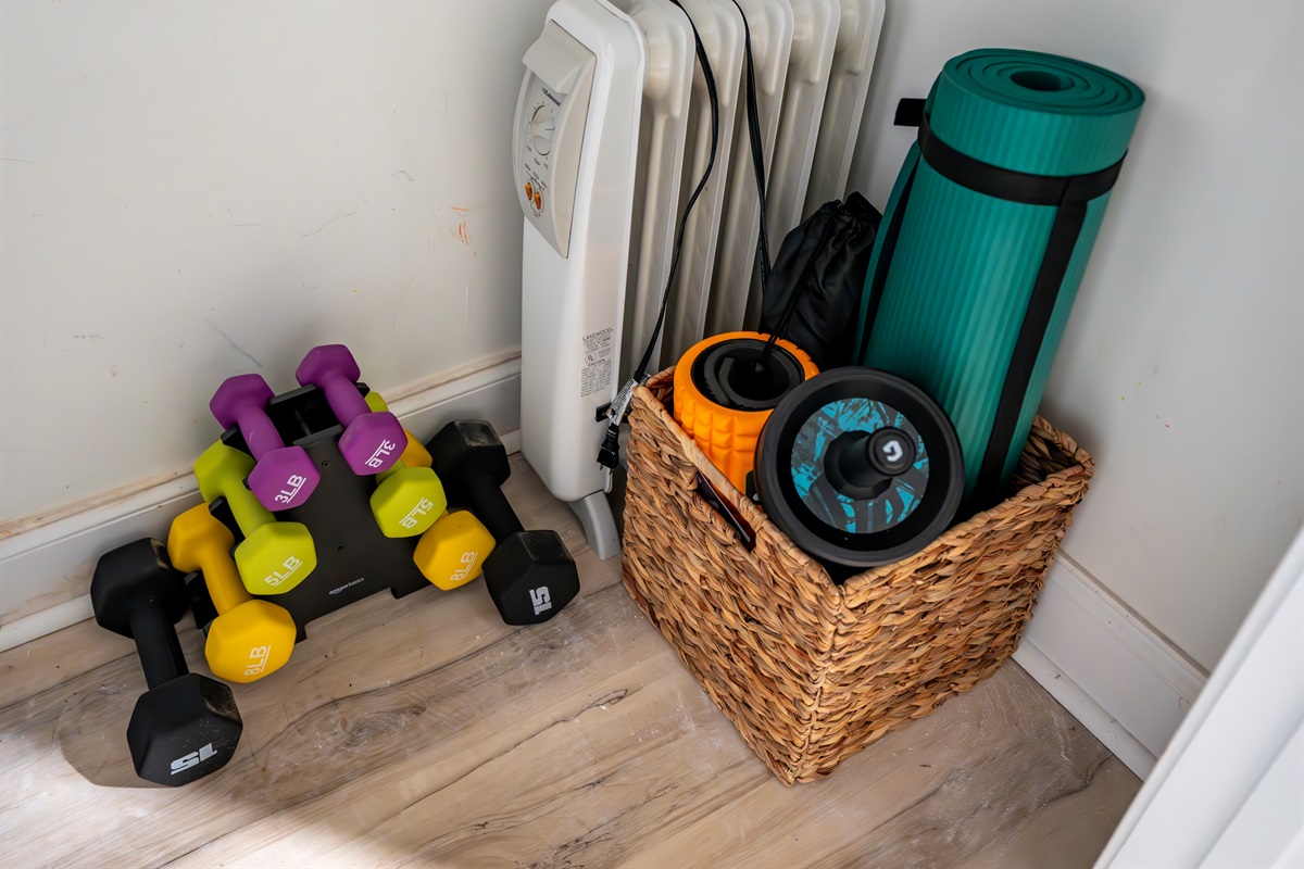 A thoughtful fitness touch—light dumbbells, a yoga mat, foam roller, and more tucked neatly in the closet, ready for your morning stretch or quick sweat session