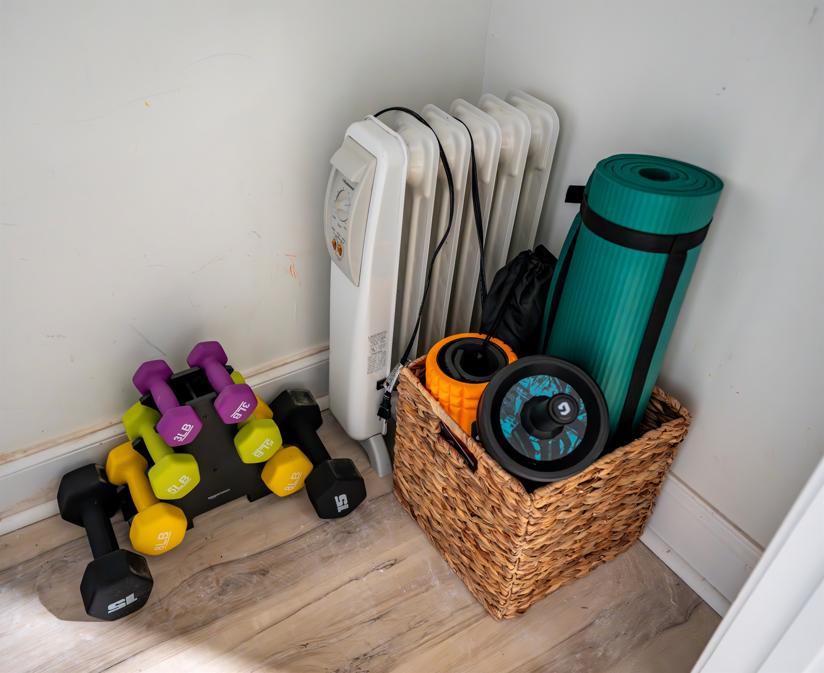 A thoughtful fitness touch—light dumbbells, a yoga mat, foam roller, and more tucked neatly in the closet, ready for your morning stretch or quick sweat session