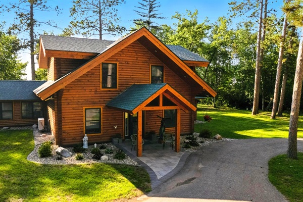 Welcoming front entry with a large U-shaped driveway and plenty of parking for families and groups