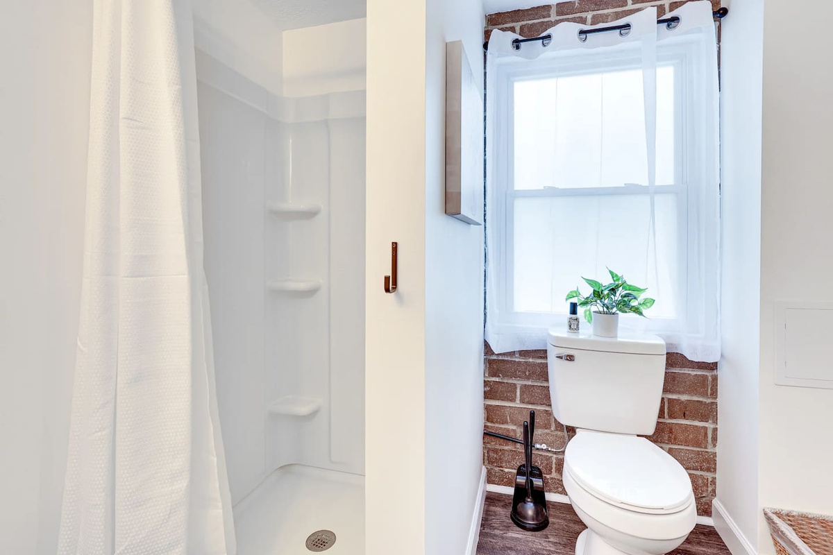 Roomy stall shower