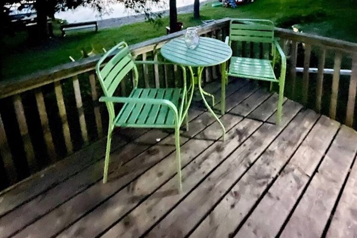 Private deck with outdoor table and chairs