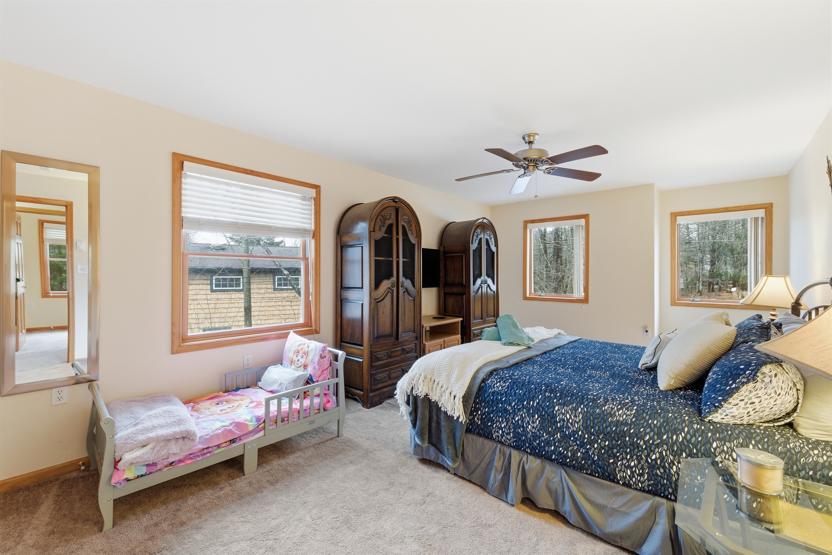 Bedroom 4 with King size bed, a crib, and TV.