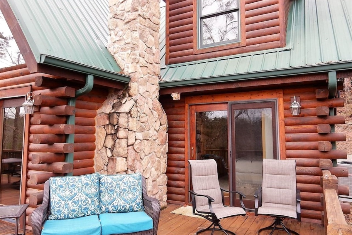 Main level deck area with seating and relaxation