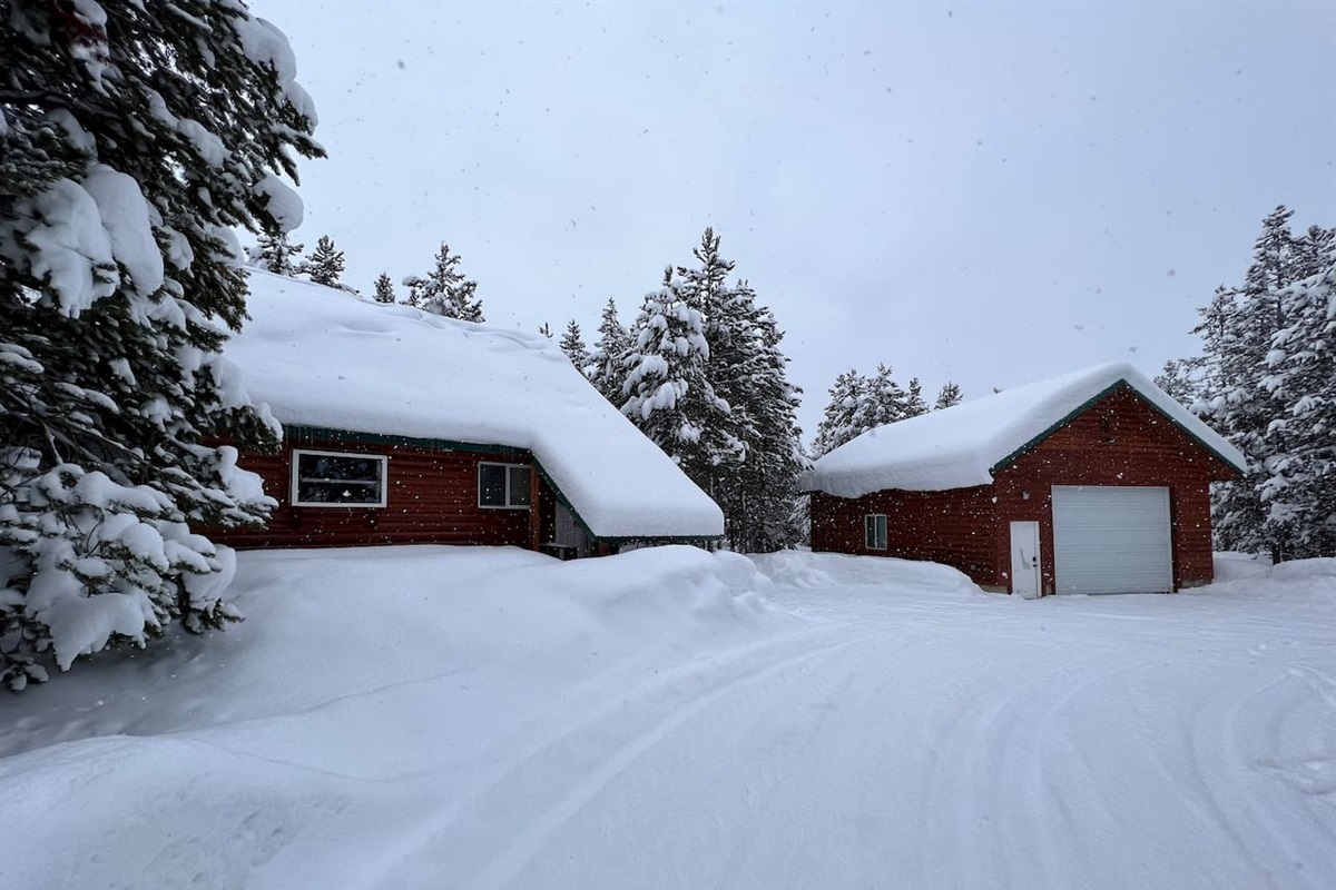 Peaceful and beautiful in the winter. Cabin is well heated.