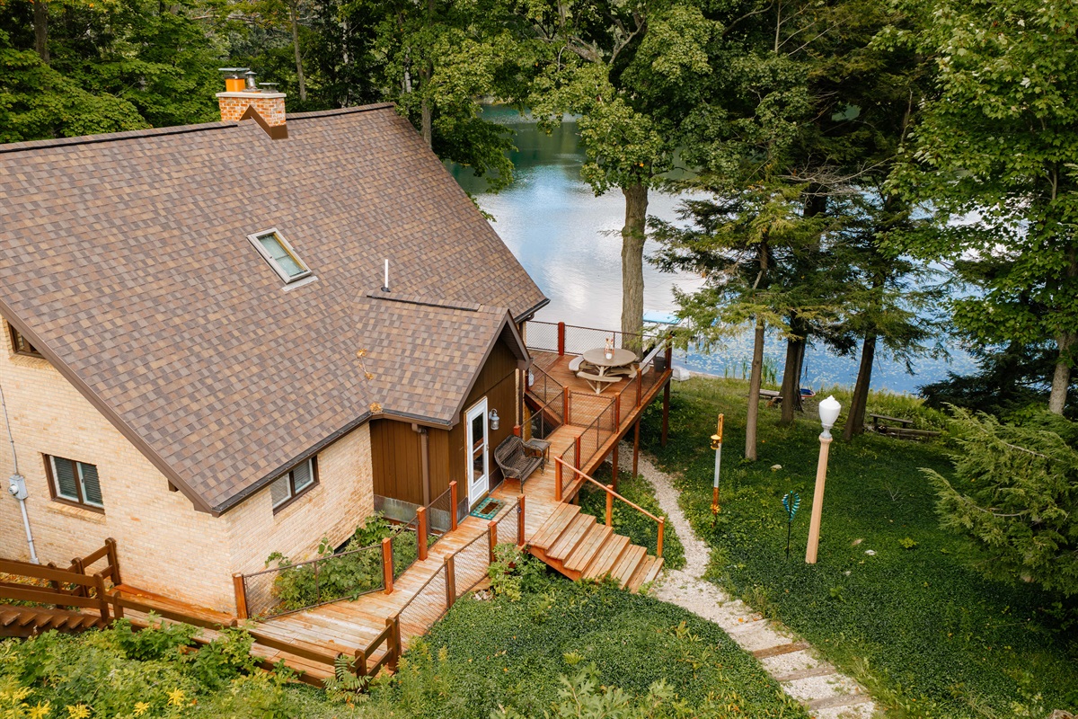 Main entrance to Loon’s Lakehouse with easy access from driveway