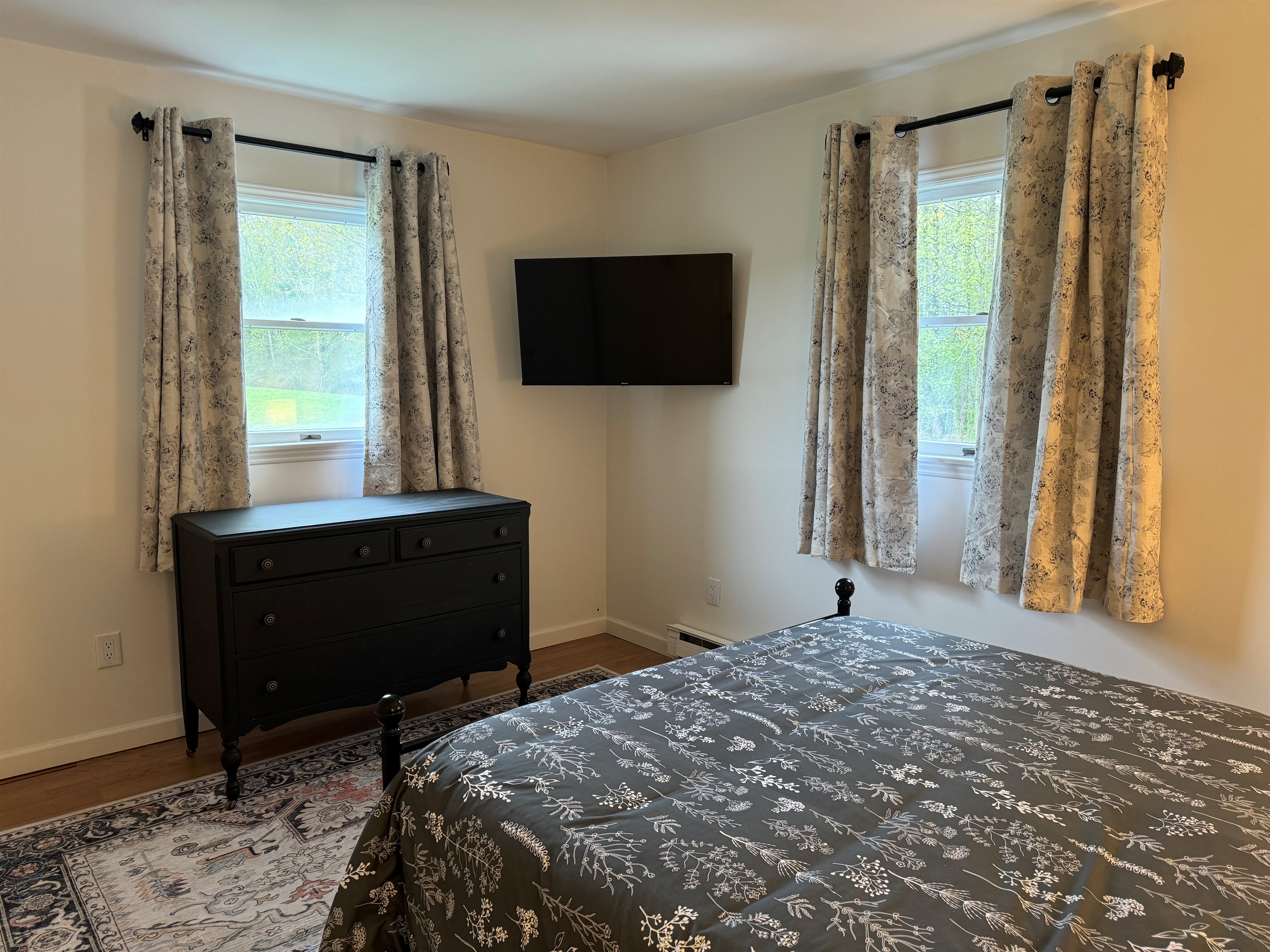 1st floor Queen bedroom #1 with SmartTV