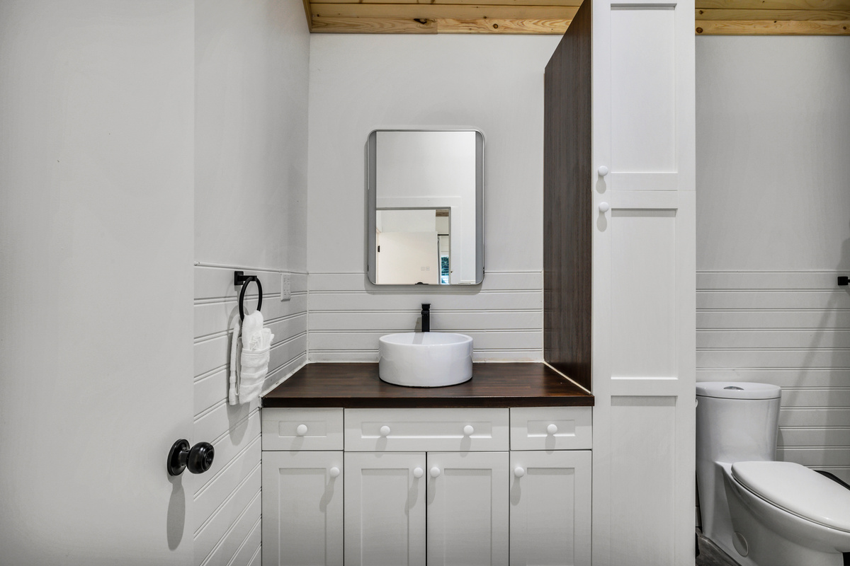 Fresh, bright, and thoughtfully finished, this modern bathroom offers a clean and comfortable space to get ready for the day.