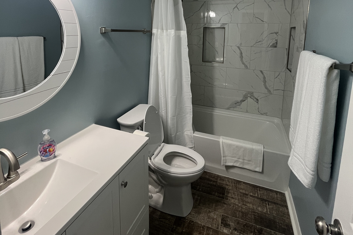 Tub/shower combo for our guest bathroom. Towels provided.