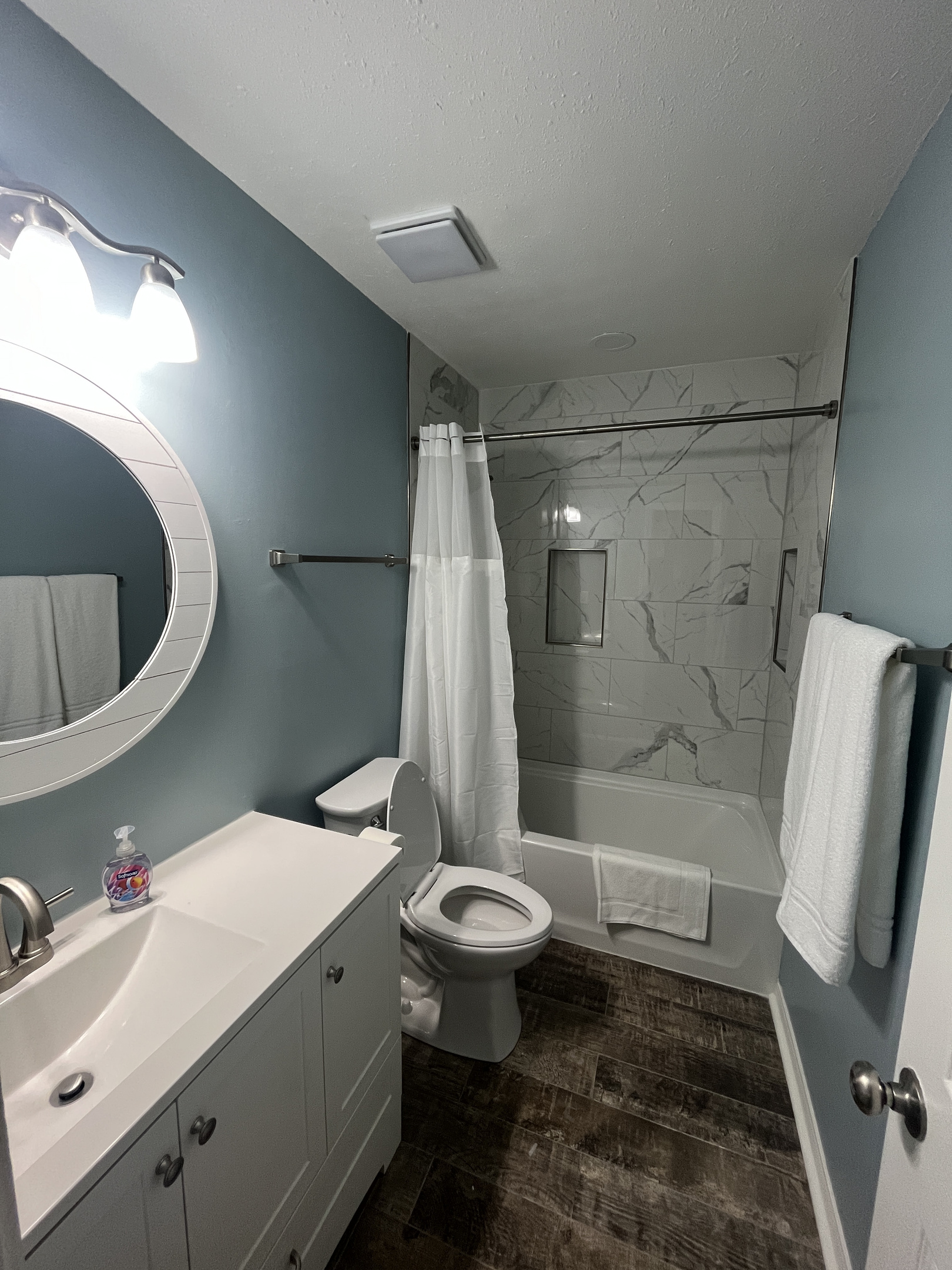 Tub/shower combo for our guest bathroom. Towels provided.