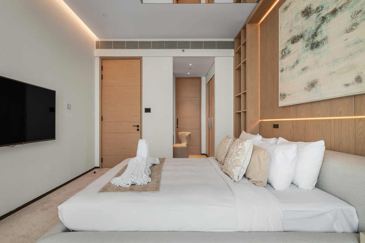 Large main bedroom with en suite bathroom and panoramic view