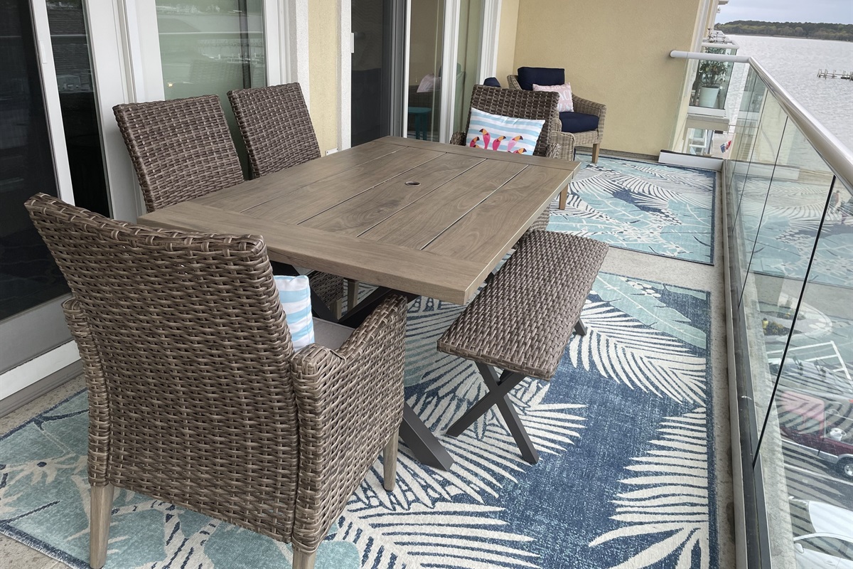 Outdoor dining with view over bay