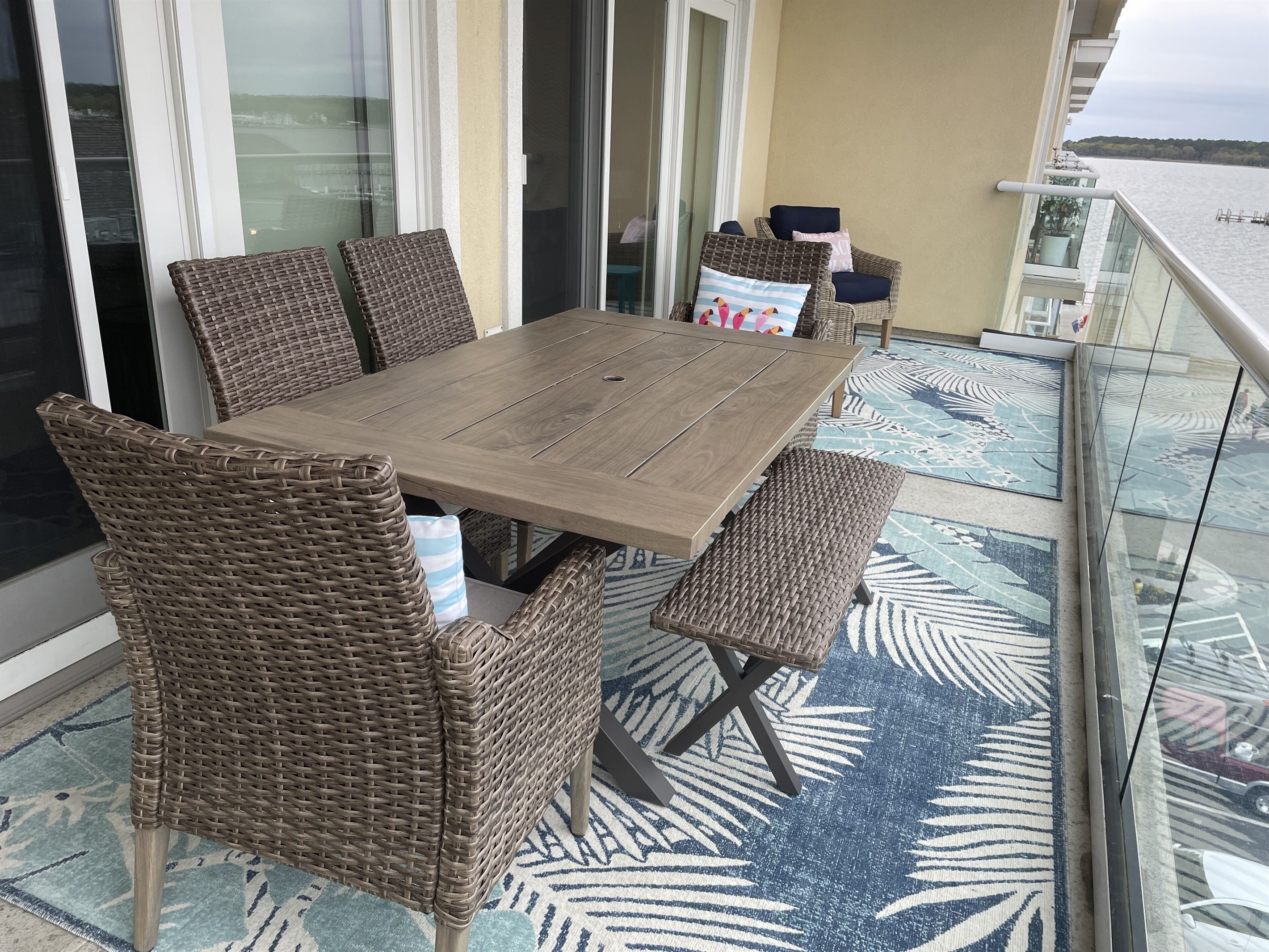 Outdoor dining with view over bay