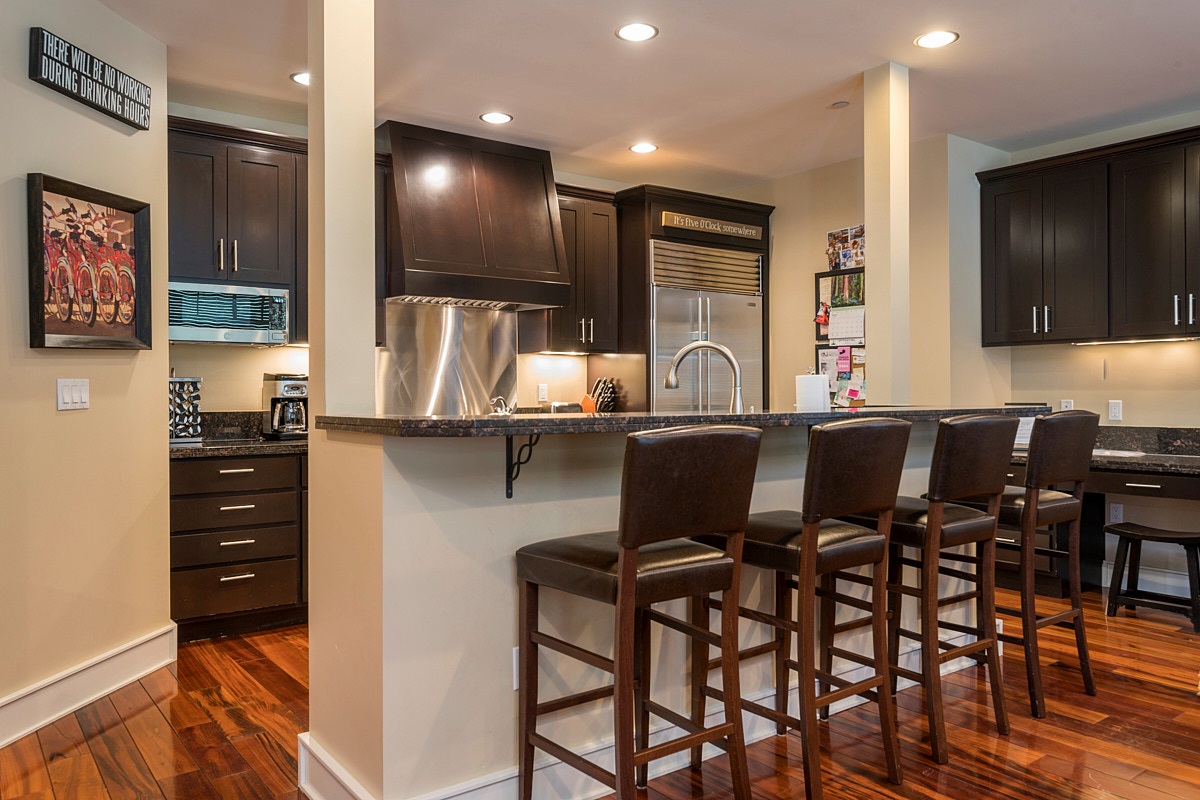 Kitchen counter seating for 4