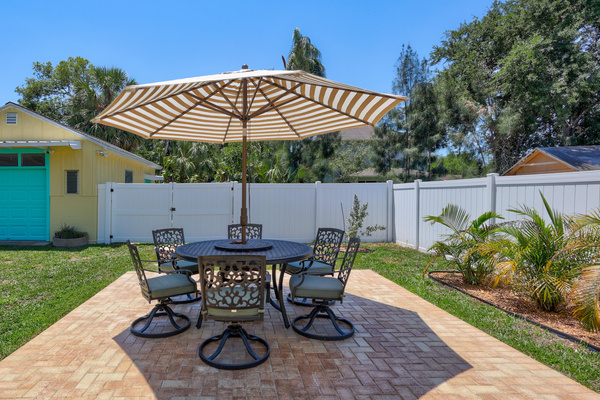 Round table for 6 and umbrella