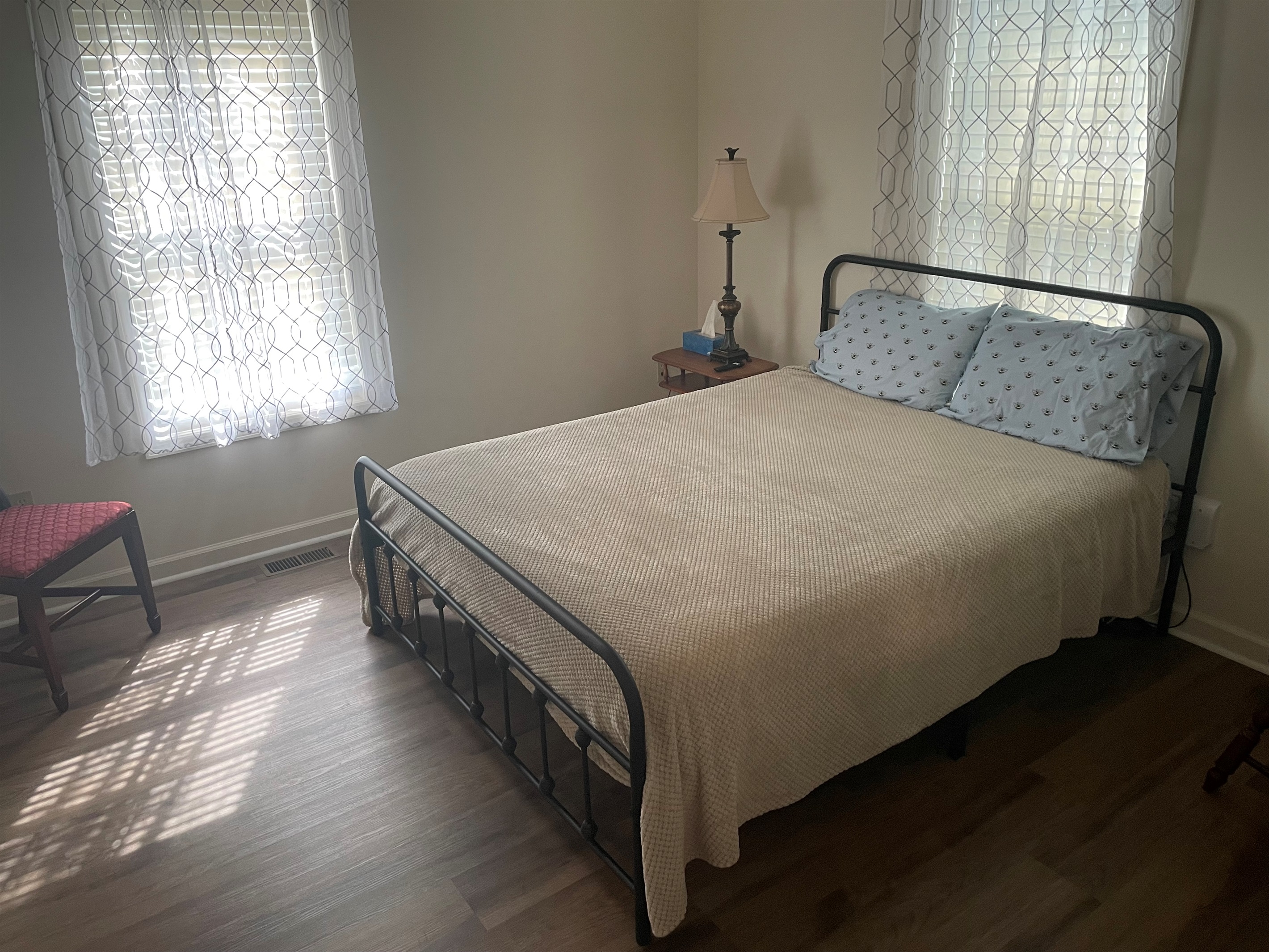 The queen room has lots of natural lighting and it's own work space + Smart TV