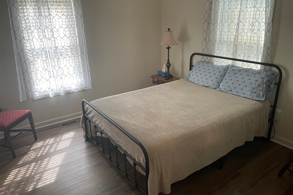 The queen room has lots of natural lighting and it's own work space + Smart TV