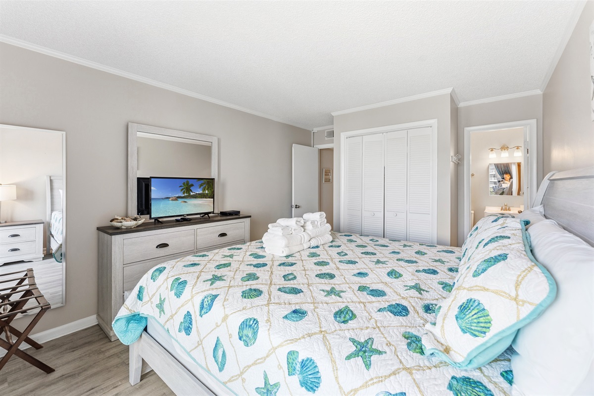 Beautiful Main Bedroom with king bed and ensuite