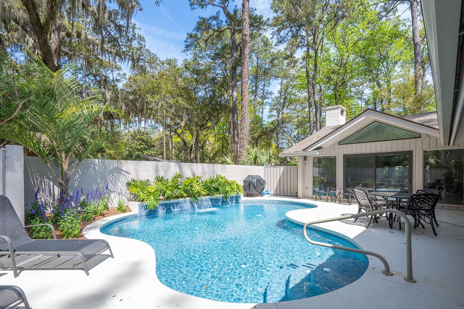 Large private pool with great entertainment area