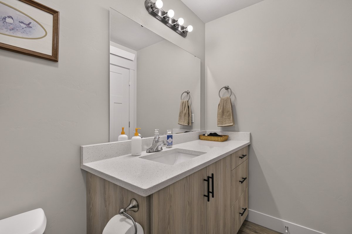 Ensuite full master bathroom.