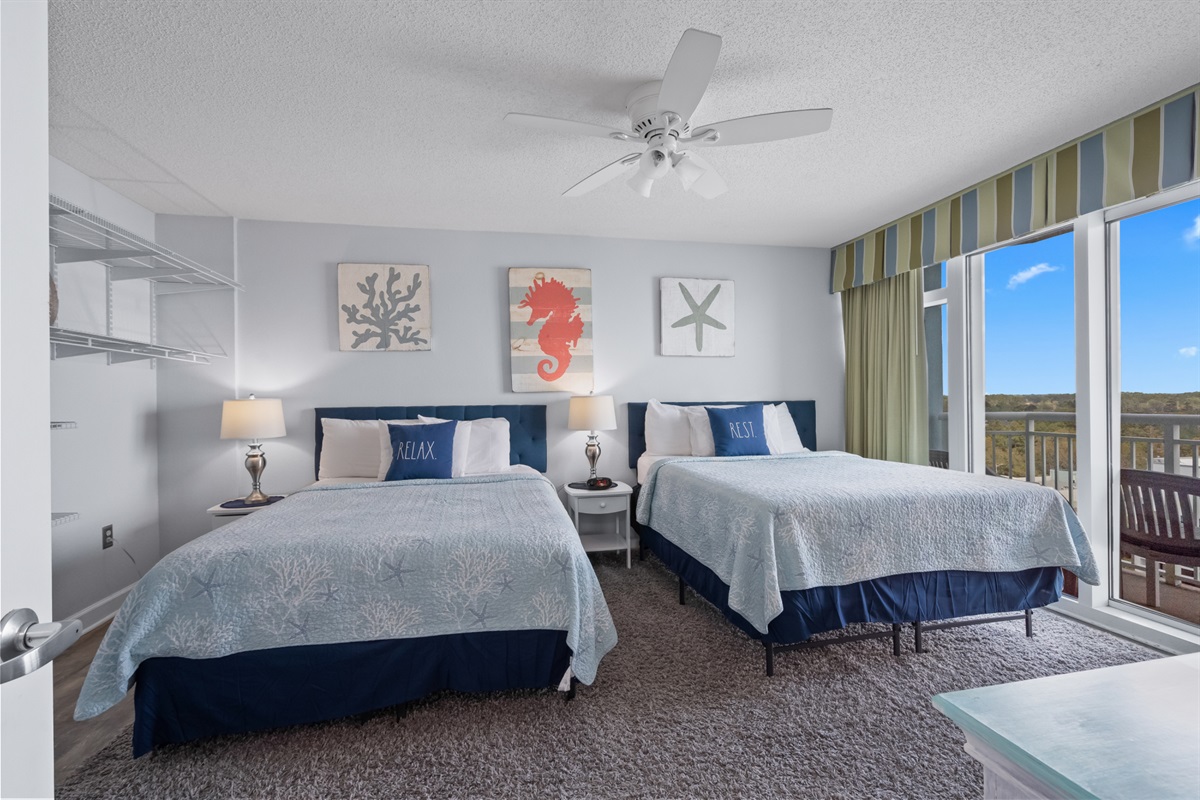 2 Queen Beds with Private Balcony Overlooking the Ocean