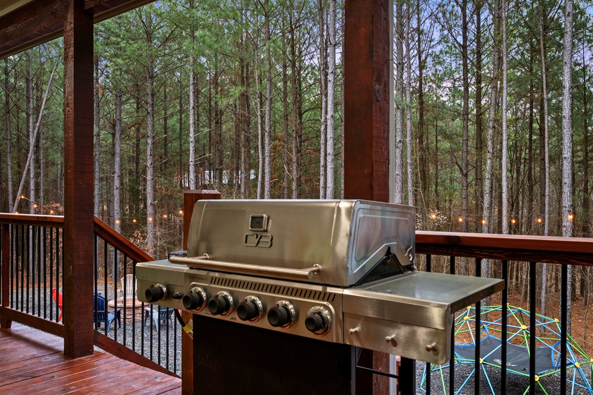 The grill is ready for cookouts, giving you the perfect excuse to fire up dinner while taking in the quiet wooded surroundings.