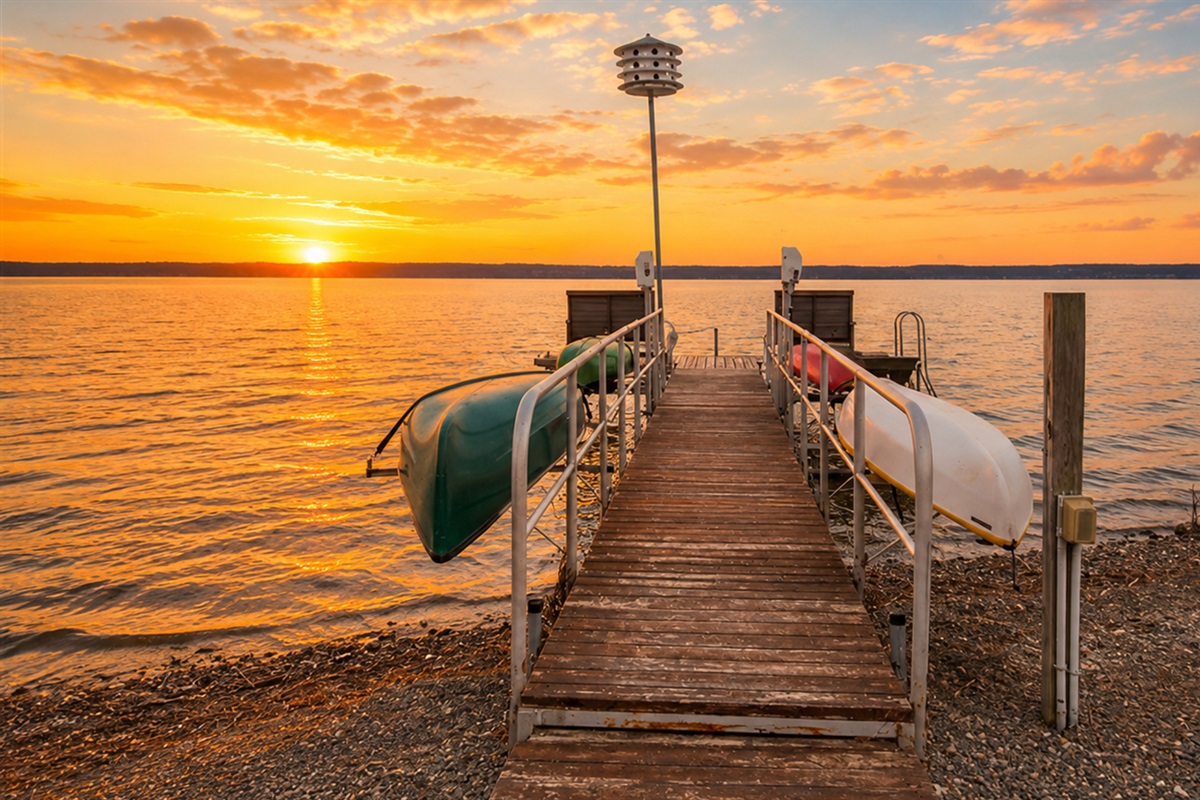 Step out onto your private dock for breathtaking water views. Ideal for relaxing by the lake, kayaking, or enjoying peaceful sunsets. 🚤🌅