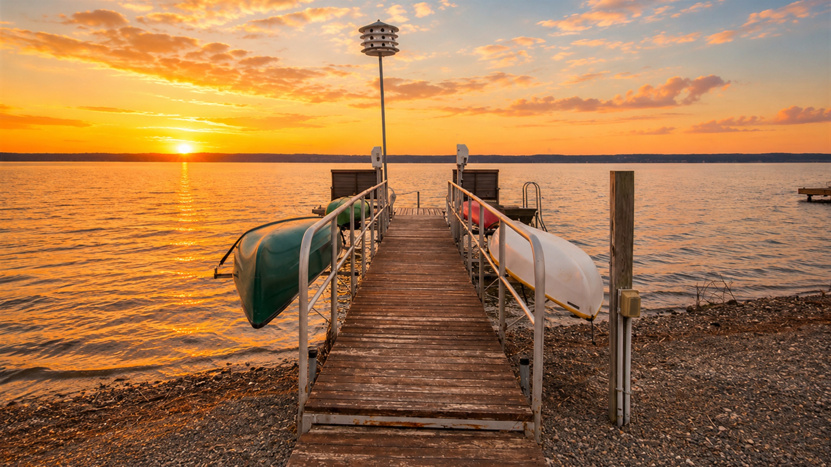 Step out onto your private dock for breathtaking water views. Ideal for relaxing by the lake, kayaking, or enjoying peaceful sunsets. 🚤🌅