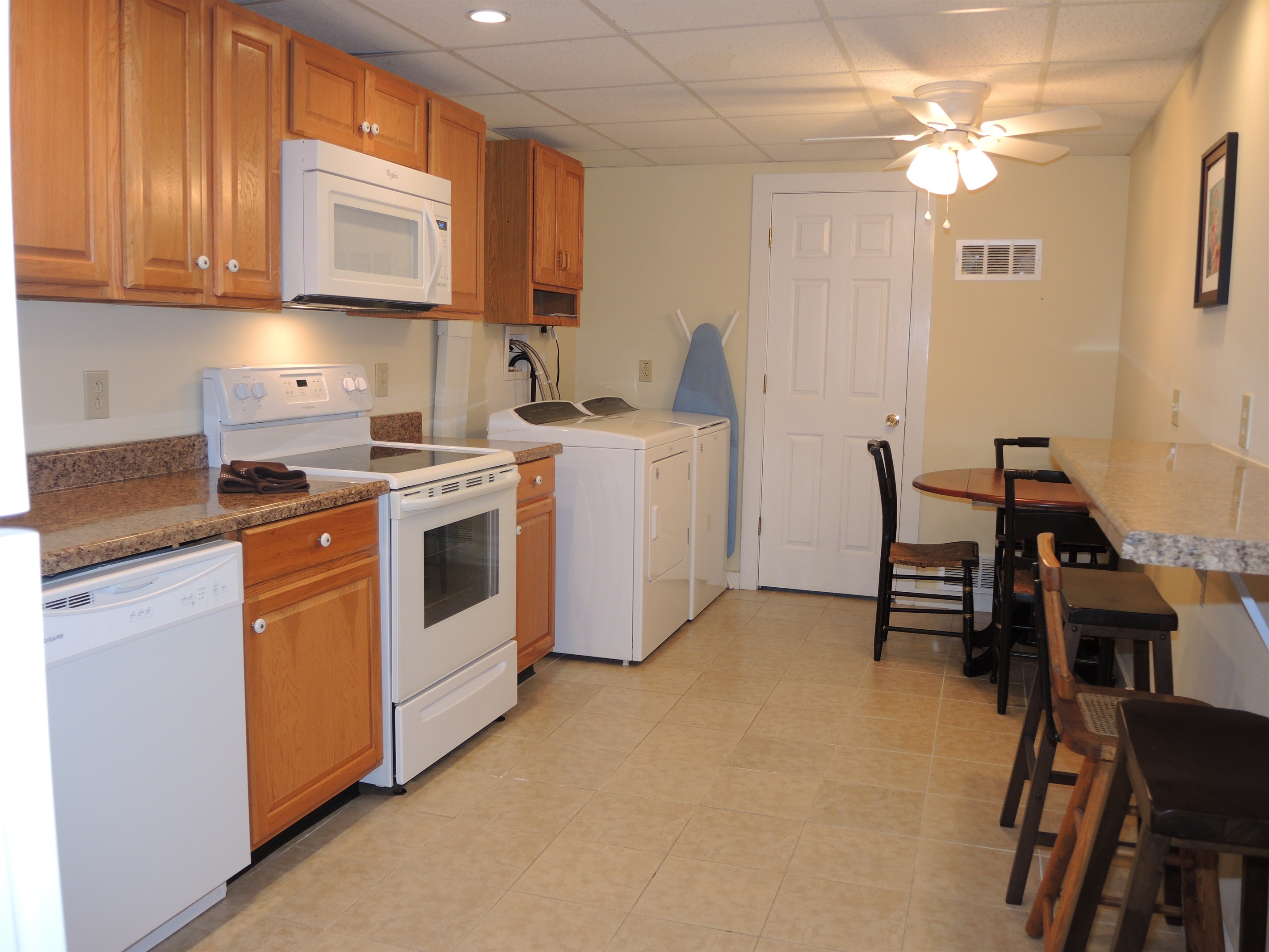 Lower level kitchen w/ washer/dryer