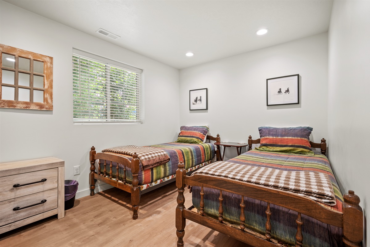 Bright twin bedroom—great for kids, friends, or additional guests.