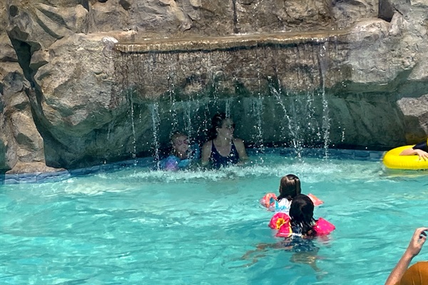 Grotto sitting niche, share the lookout from behind the waterfalls