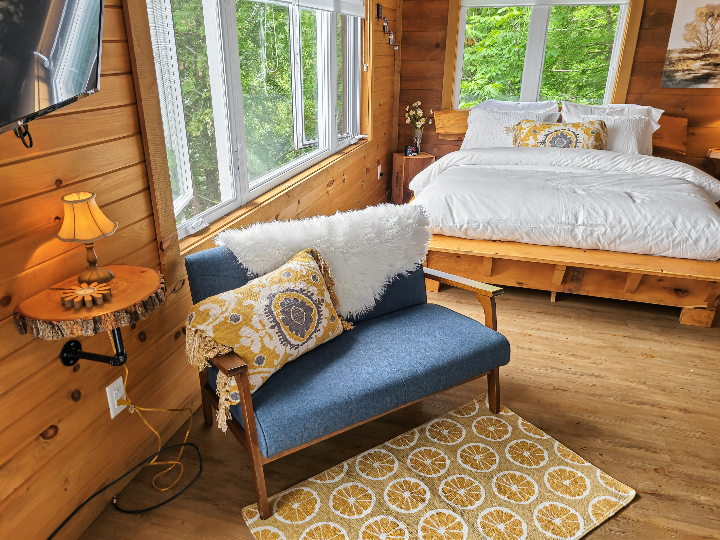 Total coziness in this compact cottage!
