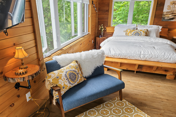 Total coziness in this compact cottage!