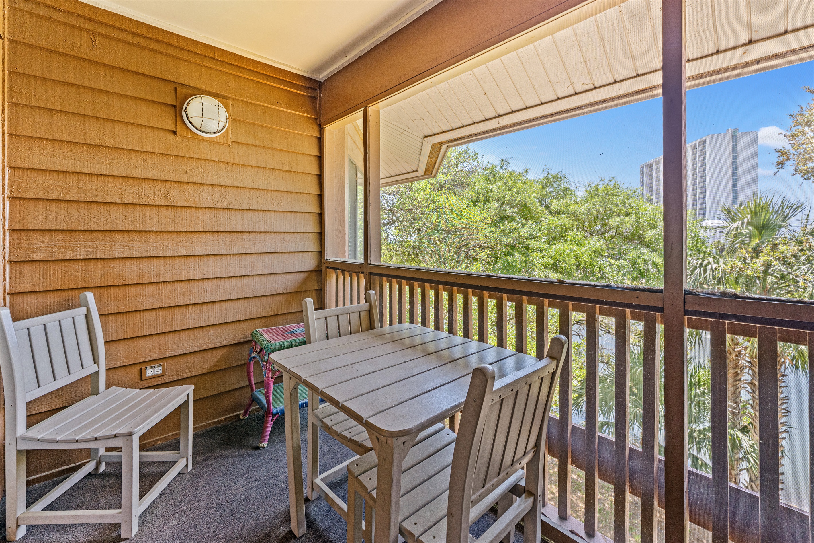 Peaceful screened in balcony, just sit and enjoy the quiet!