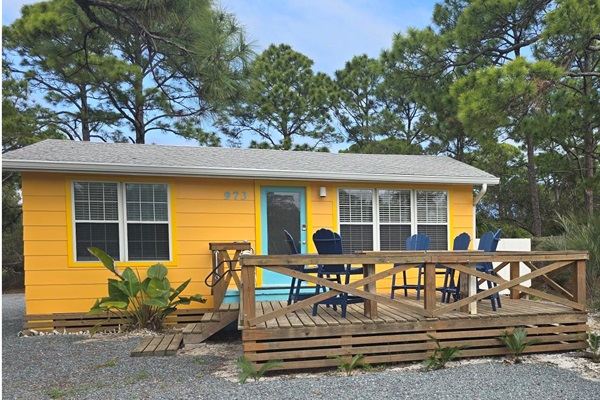 Front entrance and deck with 8 chairs