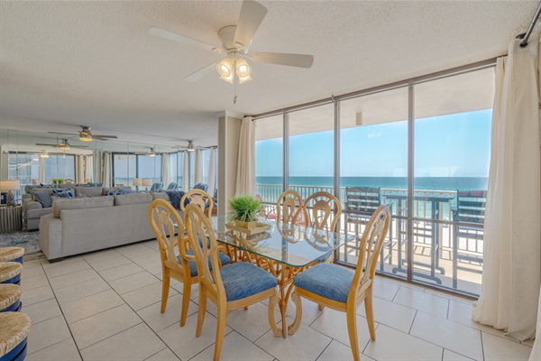 Dining table for 6 overlooking the Gulf
