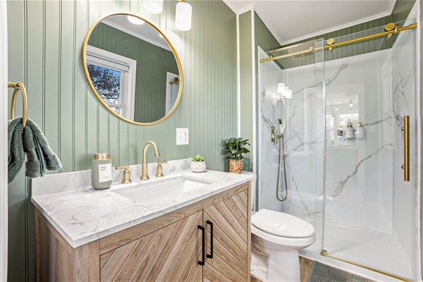 Spa-like shower with a large rainfall head to refresh and reset