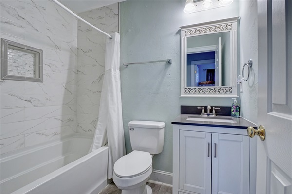 Sun - Hall bathroom with tub/shower combo