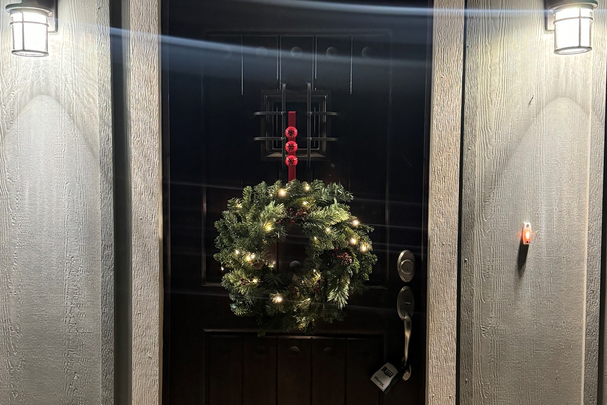 🌟 Front door charm with automatic lights — makin’ arrivals easy, day or night.