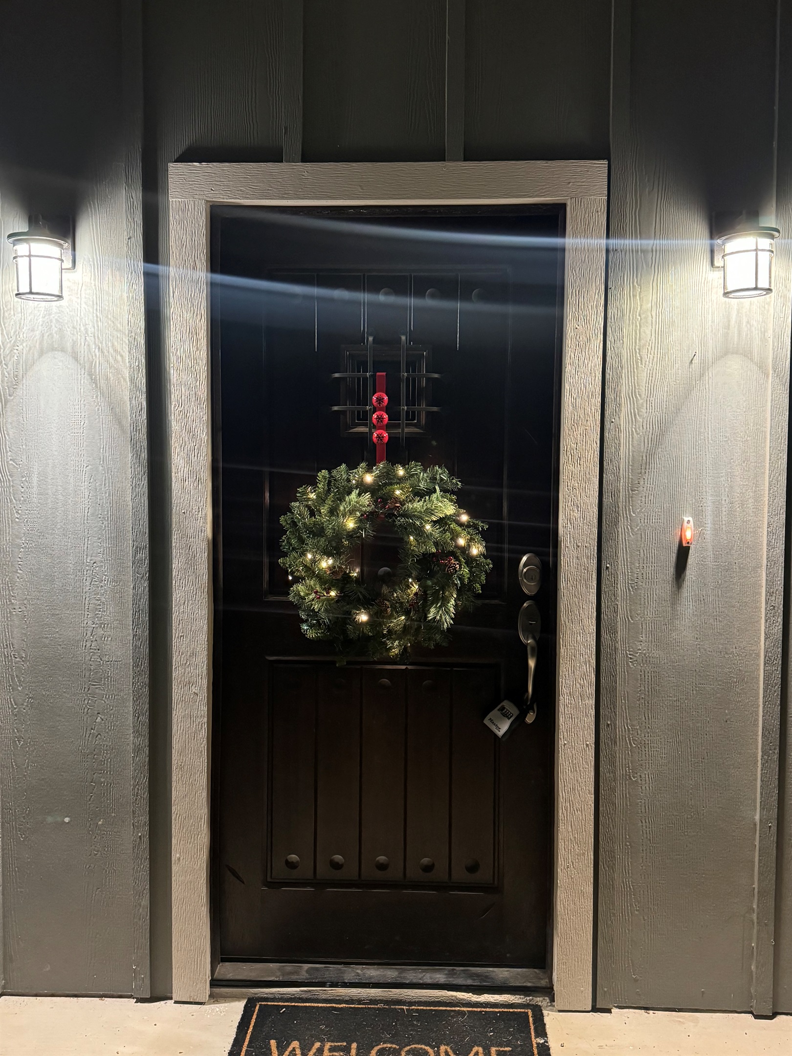 🌟 Front door charm with automatic lights — makin’ arrivals easy, day or night.