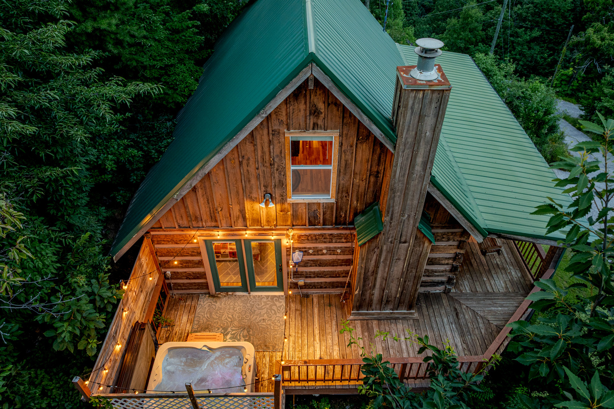 Forest cabin with a private hot tub tucked beneath the deck