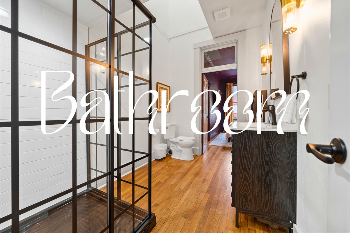 The bathroom includes a walk-in shower and modern finishes, creating a refreshing and functional space to start or end your day.